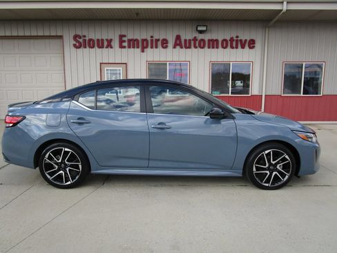 Used 2024 Nissan Sentra SR FWD image 2