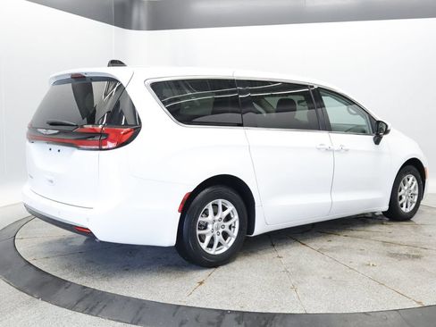 Certified 2023 Chrysler Pacifica Touring-L FWD image 6