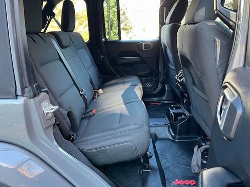Used 2018 Jeep Wrangler Unlimited Sahara image 41