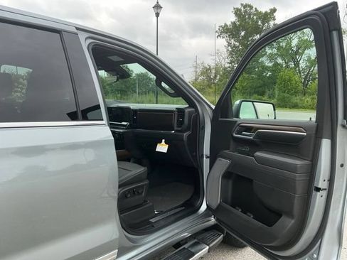 Used 2025 Chevrolet Silverado 1500 High Country w/ Technology Package AWD/4WD image 18