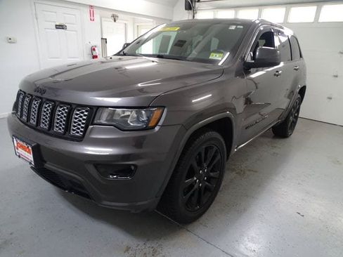 Used 2019 Jeep Grand Cherokee Altitude AWD/4WD image 19