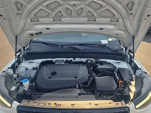 Certified 2023 Volvo XC40 B5 Ultimate w/ Protection Package Premier AWD/4WD image 29