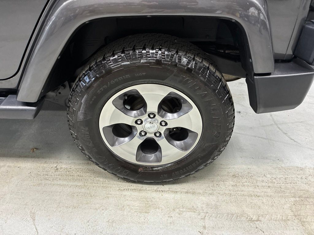 Used 2018 Jeep Wrangler Unlimited Sahara w/ Connectivity Group AWD/4WD image 27