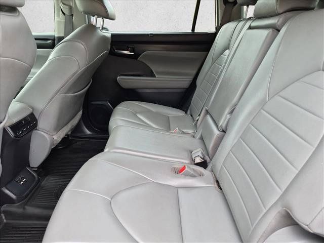 Used 2020 Toyota Highlander XLE AWD/4WD image 20