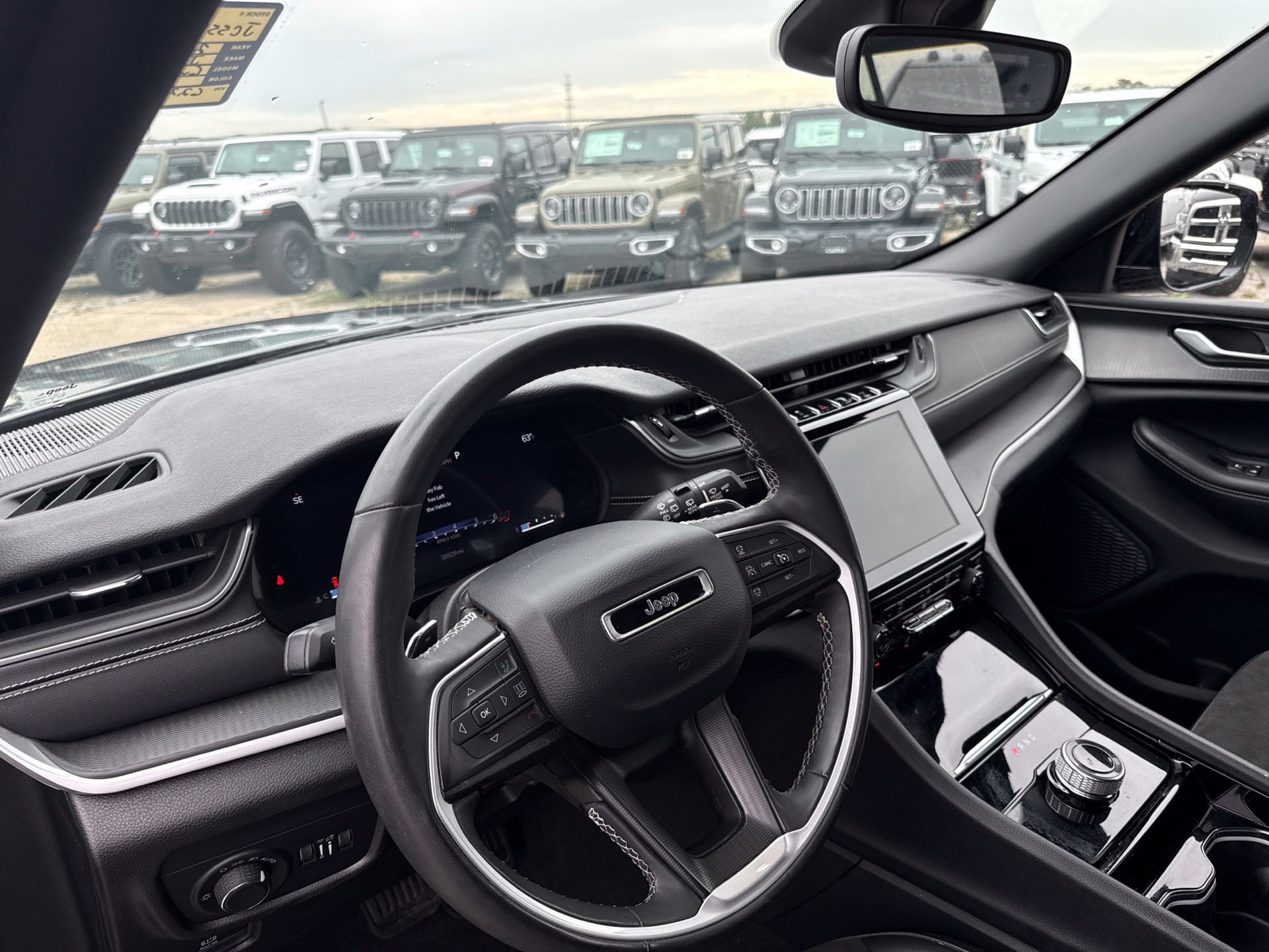 Used 2023 Jeep Grand Cherokee Altitude AWD/4WD image 10