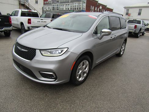 Used 2021 Chrysler Pacifica Limited w/ Uconnect Theater Family Group image 7