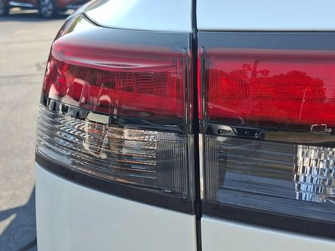 Used 2022 Nissan Pathfinder SV AWD/4WD image 10