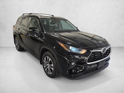 Used 2023 Toyota Highlander XLE AWD/4WD image 3