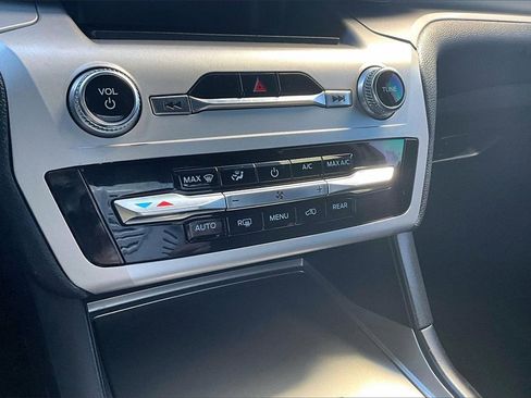 Used 2020 Ford Explorer XLT image 15