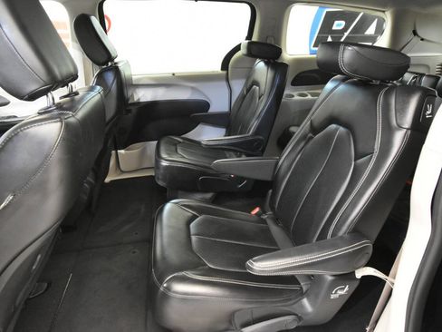 Used 2024 Chrysler Pacifica Touring-L FWD image 14