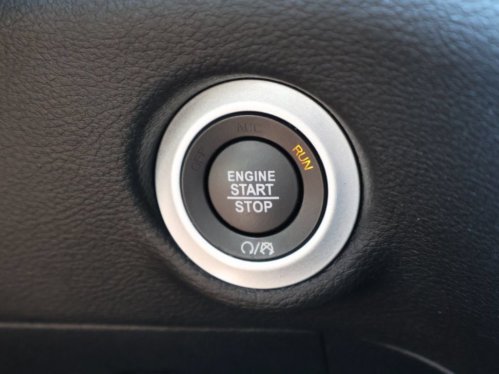 Used 2025 Chrysler Pacifica Limited FWD image 32