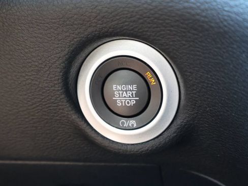 Used 2025 Chrysler Pacifica Limited FWD image 32