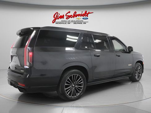 Used 2024 Cadillac Escalade ESV V w/ LPO, ONYX Package AWD/4WD image 3