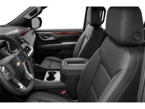 Used 2024 Chevrolet Suburban LT w/ Luxury Package RWD image 12