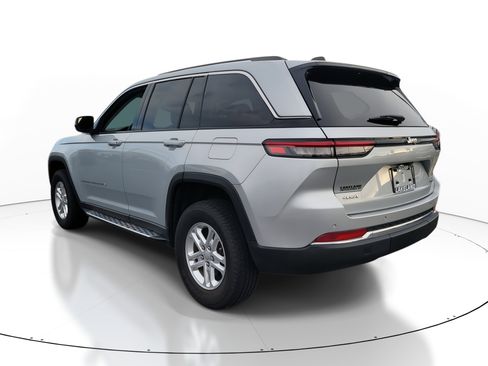 Used 2024 Jeep Grand Cherokee Laredo image 6