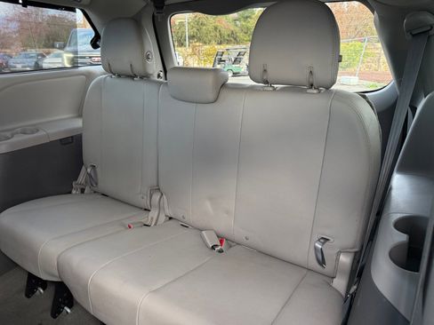 Used 2017 Toyota Sienna XLE Premium image 21