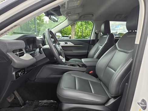 Used 2025 Ford Explorer Active w/ Active Comfort Package RWD image 22