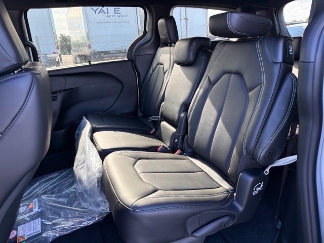 New 2027 Chrysler Pacifica Select FWD image 7