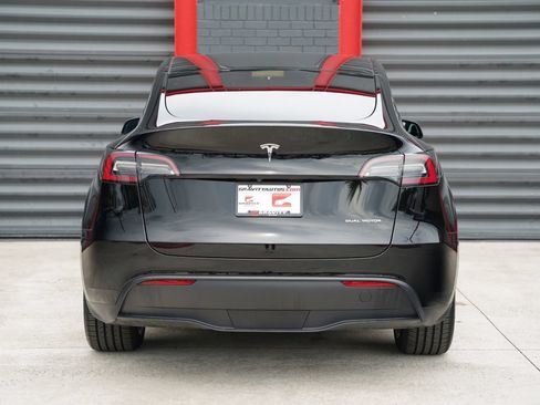 Used 2023 Tesla Model Y AWD image 12
