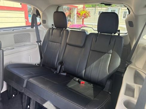 Used 2013 Chrysler Town & Country Touring-L w/ Driver Convenience Group FWD image 14