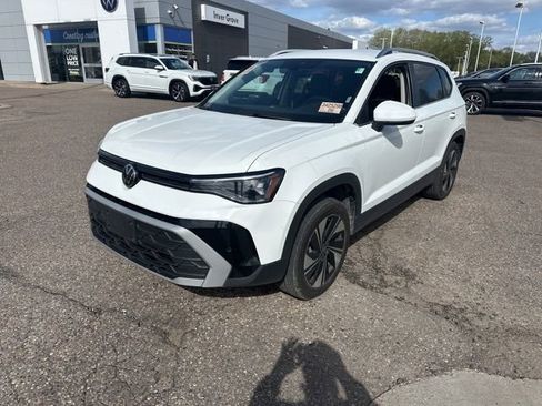 Used 2025 Volkswagen Taos SE AWD/4WD image 8