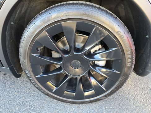 Used 2021 Tesla Model Y Long Range image 10