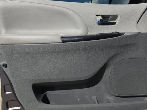 Used 2013 Toyota Sienna SE FWD image 10