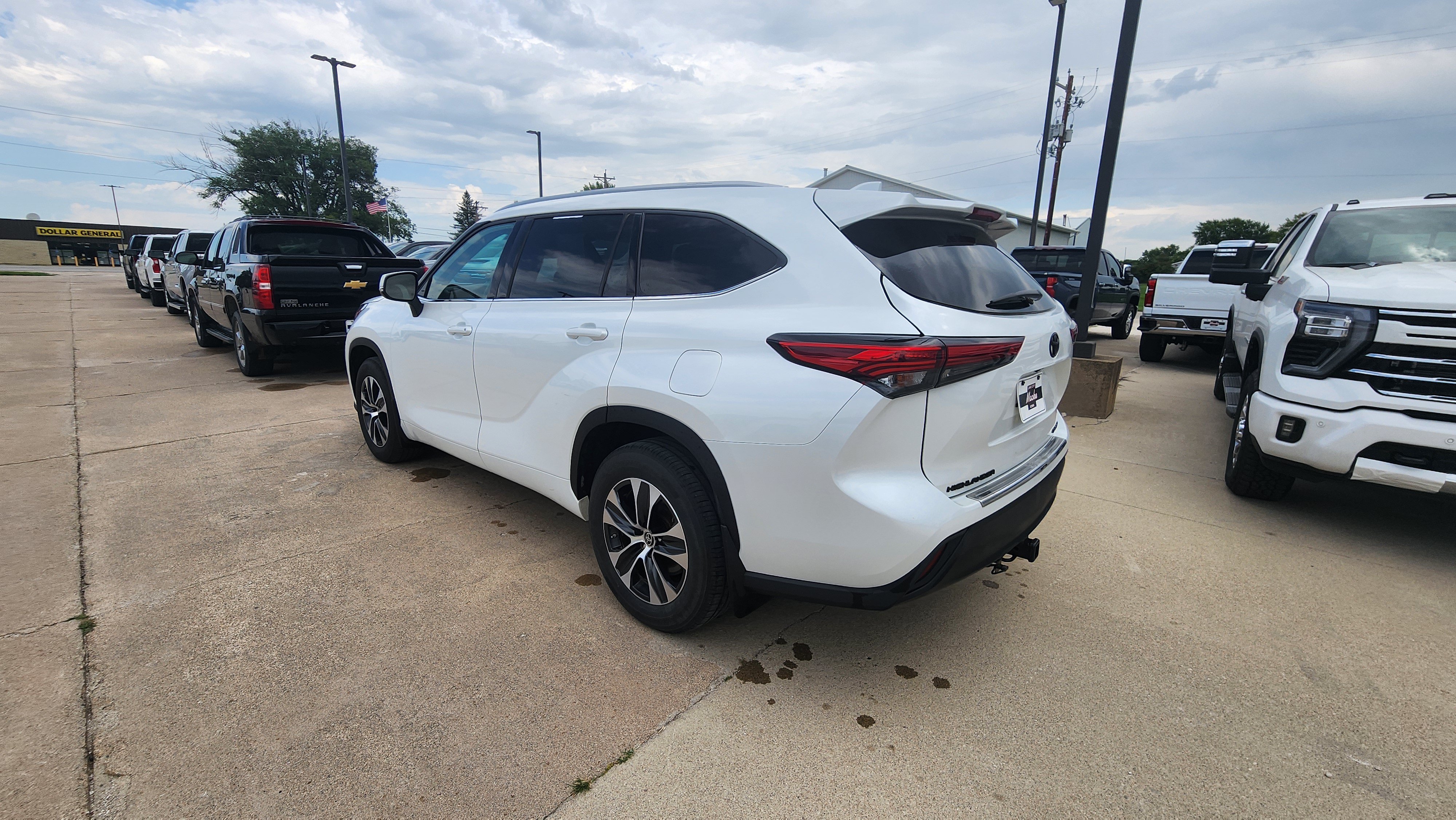 Used 2022 Toyota Highlander XLE AWD/4WD image 6