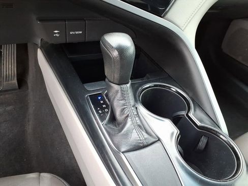 Used 2019 Toyota Camry L image 12