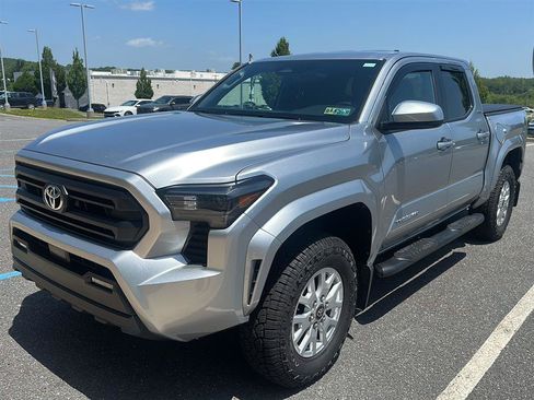 Used 2025 Toyota Tacoma SR5 AWD/4WD image 2