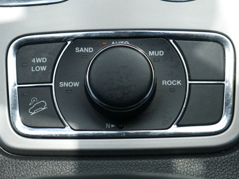 Used 2022 Jeep Grand Cherokee Laredo X AWD/4WD image 24