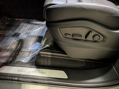 Used 2025 Porsche Cayenne image 17