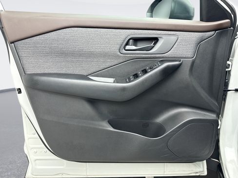 Used 2023 Nissan Rogue S AWD/4WD image 9