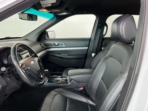 Used 2016 Ford Explorer XLT w/ Equipment Group 202A AWD/4WD image 10