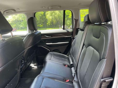 Used 2023 Jeep Grand Cherokee Limited AWD/4WD image 12
