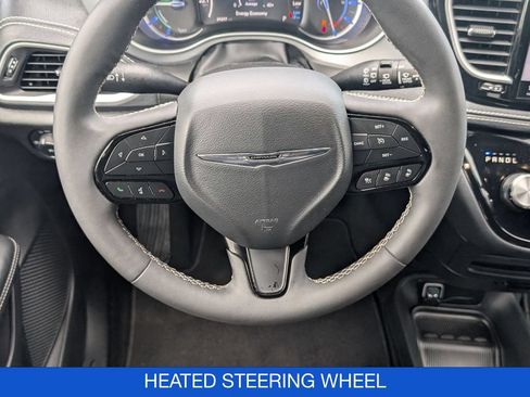 Used 2024 Chrysler Pacifica Limited FWD image 18