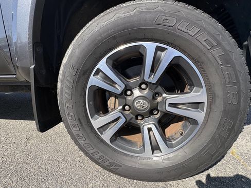 Used 2017 Toyota Tacoma TRD Sport w/ Tow Package image 19