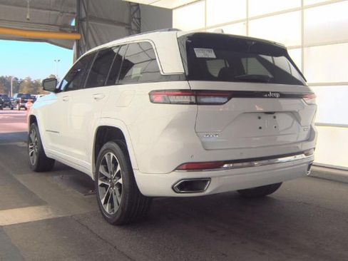 Used 2022 Jeep Grand Cherokee Overland w/ Luxury Tech Group IV AWD/4WD image 4