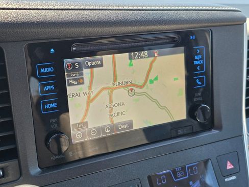 Used 2017 Toyota Sienna XLE Premium FWD image 13