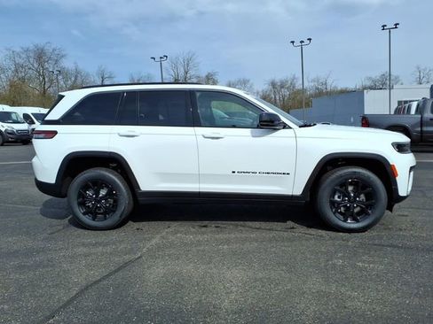 New 2026 Jeep Grand Cherokee Altitude AWD/4WD image 8