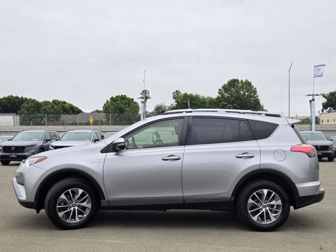 Used 2018 Toyota RAV4 LE w/ Carpet Mat Package AWD/4WD image 4