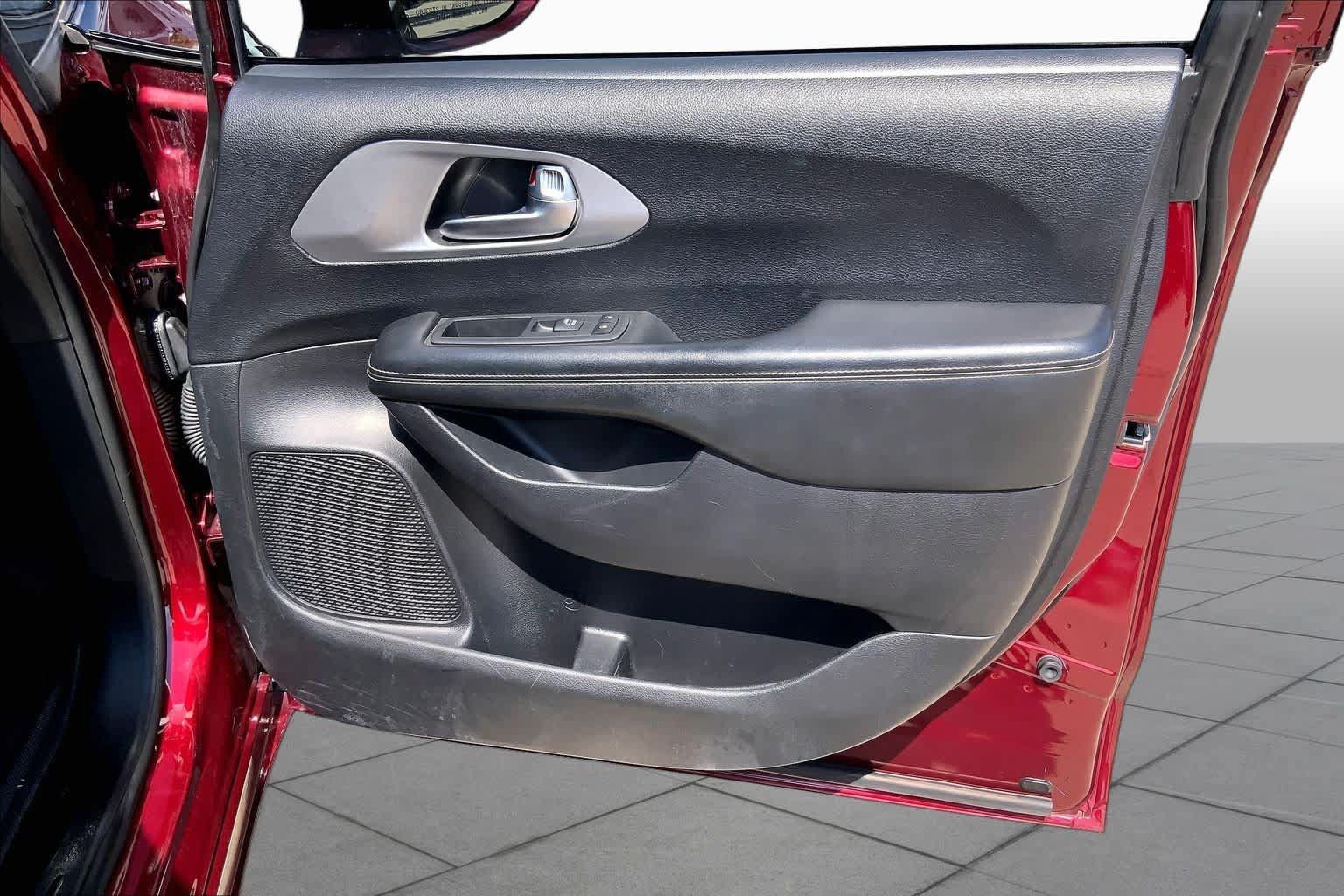 Used 2020 Chrysler Pacifica Touring-L w/ S Appearance Package FWD image 23