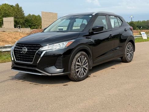 Used 2021 Nissan Kicks SV FWD image 2
