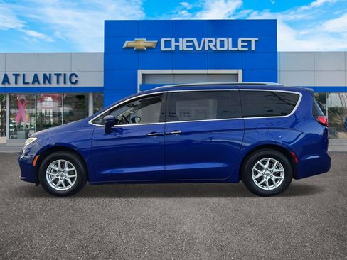 Used 2021 Chrysler Pacifica Touring-L image 3