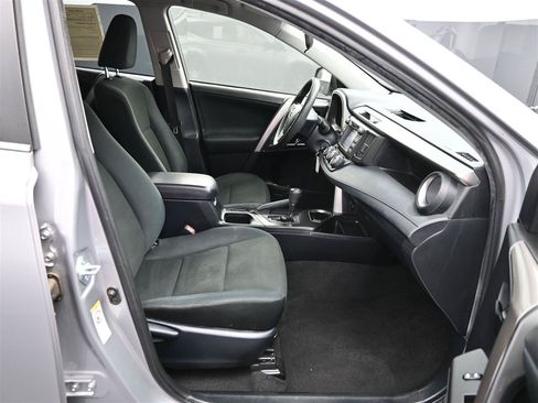 Used 2018 Toyota RAV4 LE FWD image 9