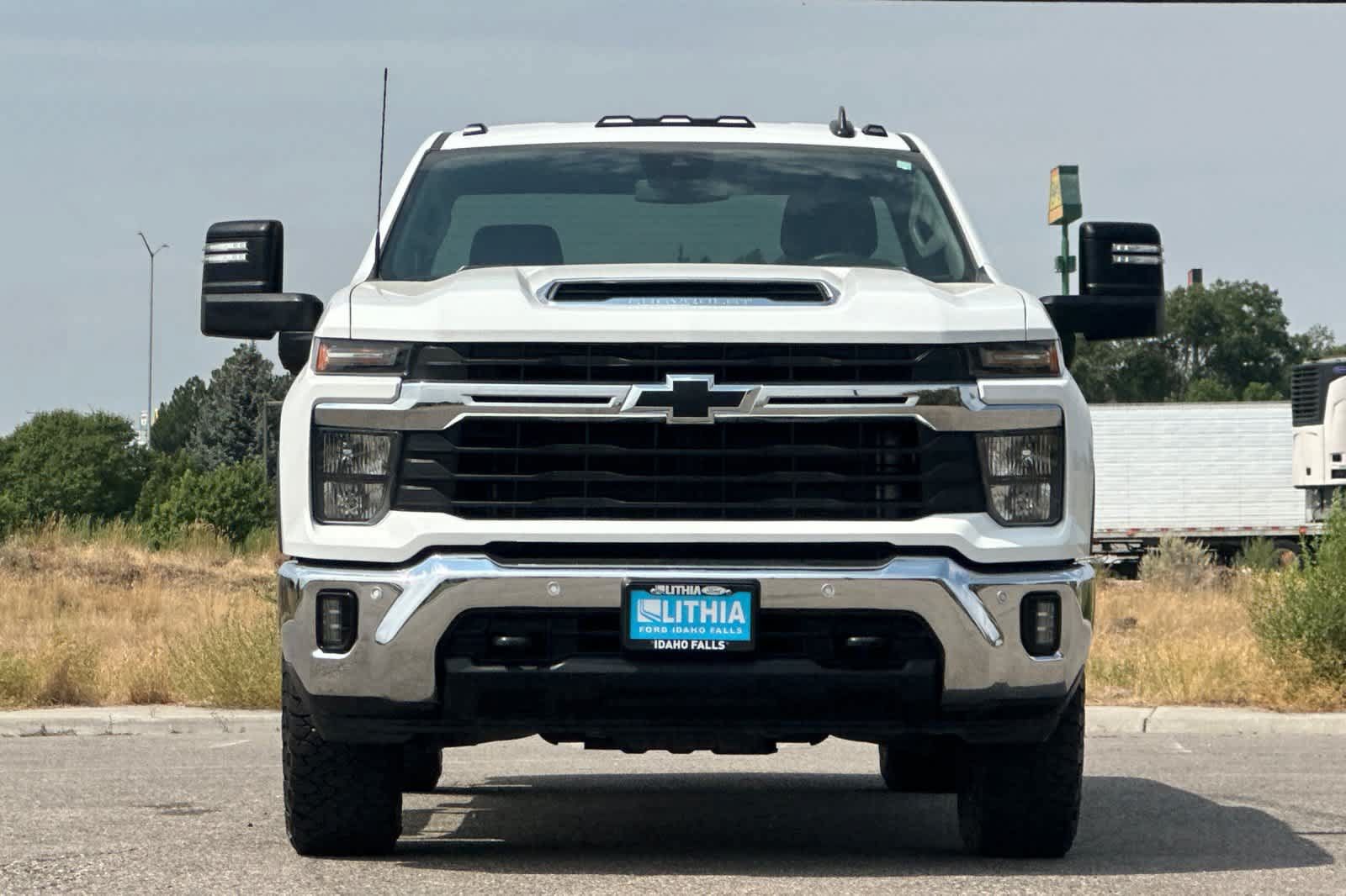 Used 2025 Chevrolet Silverado 2500 LT w/ Convenience Package AWD/4WD image 9
