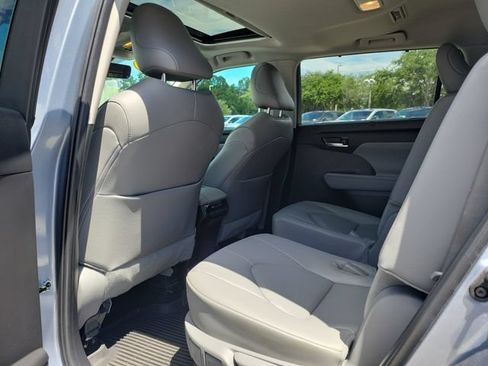 Used 2024 Toyota Highlander XLE FWD image 17