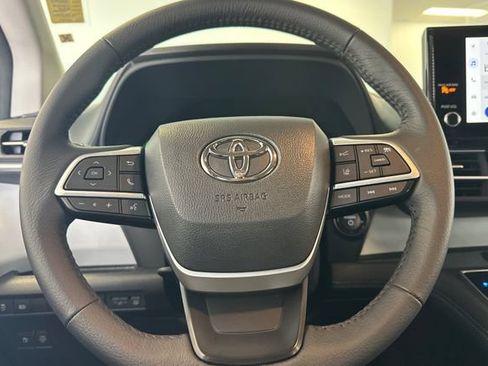 Used 2026 Toyota Sienna XLE FWD image 29