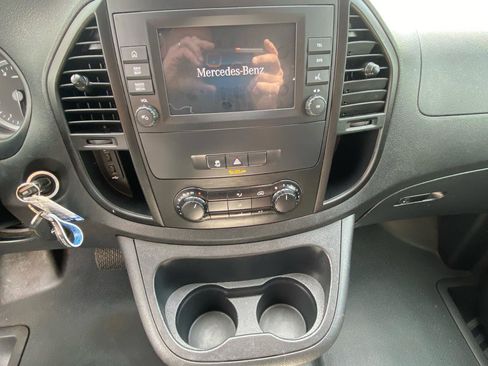 Used 2021 Mercedes-Benz Metris image 25