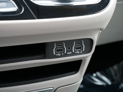 Used 2021 Chrysler Pacifica Touring-L w/ Premium & Safety Sphere Group FWD image 31